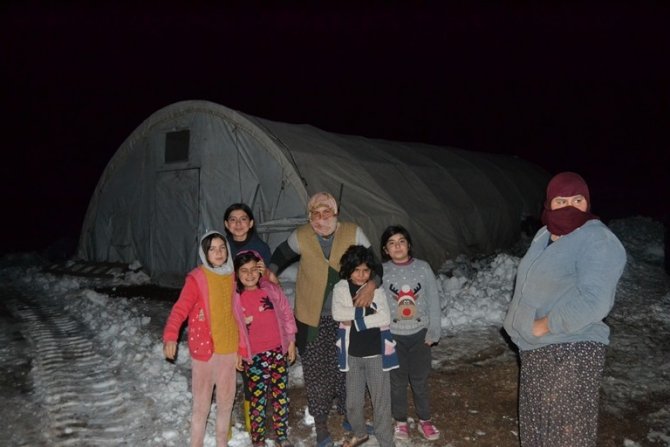 Karda Çadırları Zarar Göden Yörüklere Çadır Yardımı Yapıldı