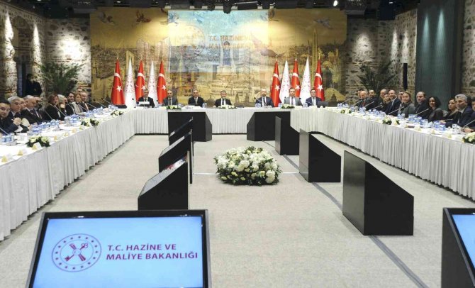 Bakan Nebati Akademisyenler Ve Ekonomistler İle Bir Araya Geldi