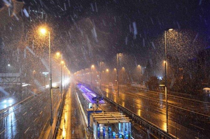 İ̇stanbul’da Gece Saatlerinde Kar Yağışı Aralıklarla Devam Etti