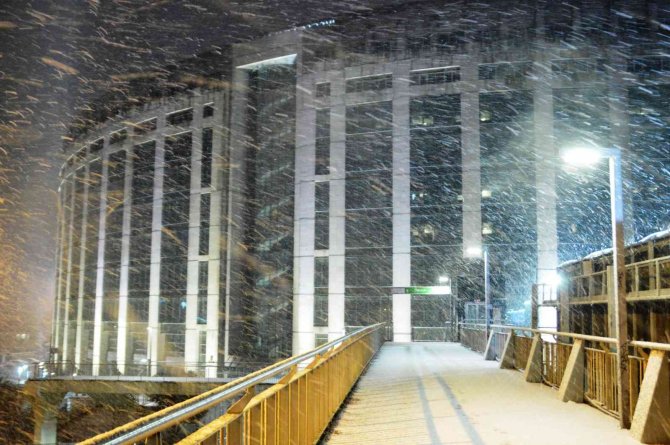 İ̇stanbul’da Gece Saatlerinde Kar Yağışı Aralıklarla Devam Etti