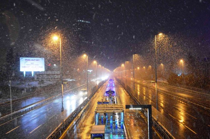 İ̇stanbul’da Gece Saatlerinde Kar Yağışı Aralıklarla Devam Etti