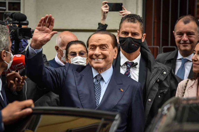 İ̇talya’nın Eski Başbakanı Berlusconi Cumhurbaşkanlığına Aday Olmayacak