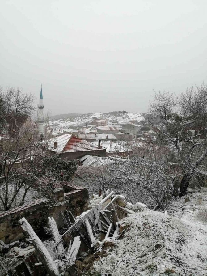 Aliağa’ya Yılın İlk Karı Düştü