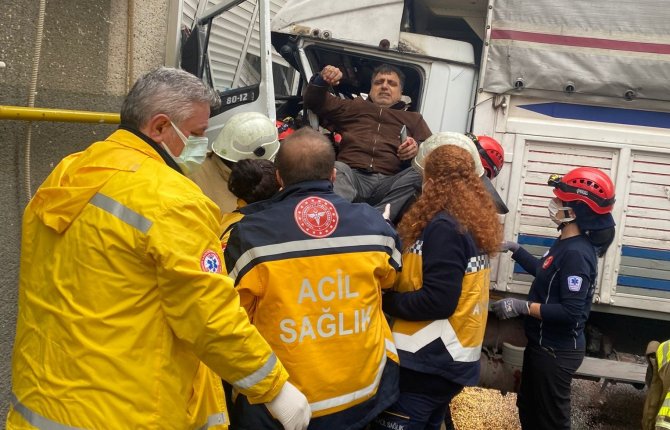 Freni Patlayan Kamyonet Eve Çarparak Durabildi: 3 Yaralı