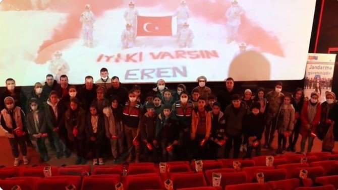 Jandarma Personeli Vatandaşlarla Birlikte “Kesişme: İ̇yi Ki Varsın Eren” Filmini İzledi