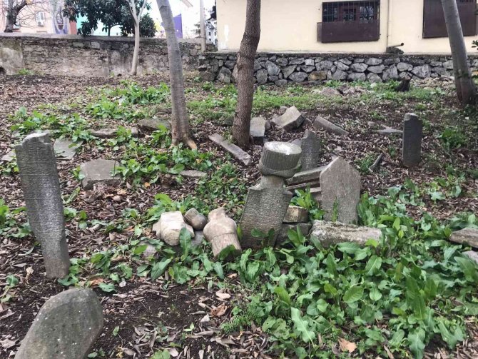 Kadıköy’de 400 Yıllık Tarihi Mezarlık Harabeye Döndü