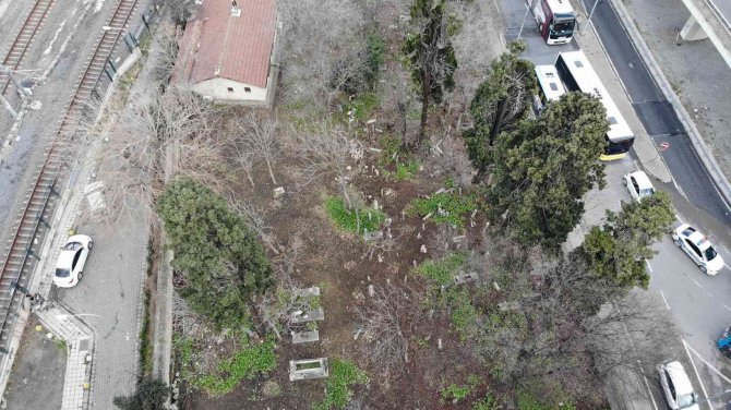 Kadıköy’de 400 Yıllık Tarihi Mezarlık Harabeye Döndü