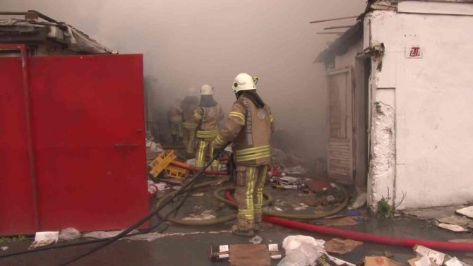 Kadıköy’de Hurdalıkta Çıkan Yangın 2 Binaya Sıçradı