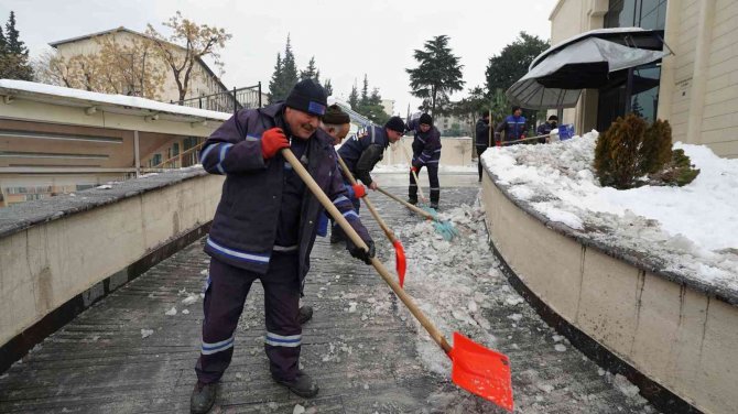 Kar Savurdu, Ekipler Temizledi