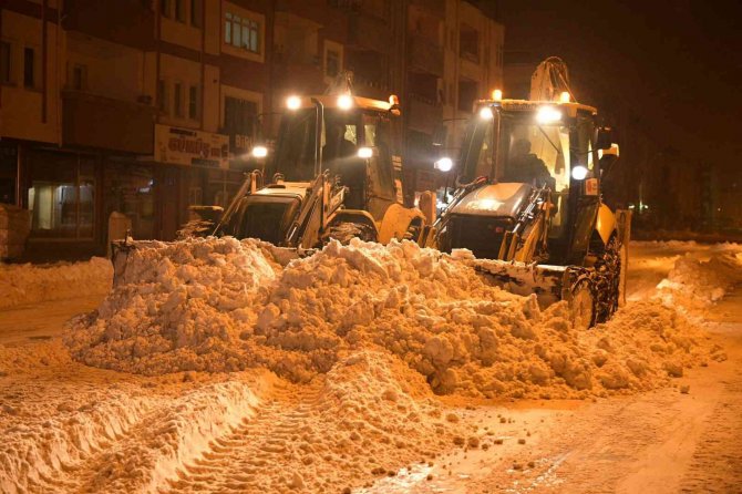 Caddelerden Temizlenen Karlar Ceyhan Nehri’ne Can Suyu Oluyor