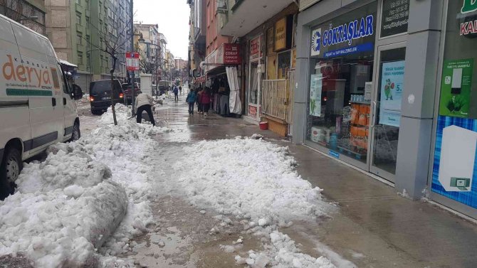 Kaldırımda Yürüyen Genç Kızın Üzerine Çatıdan Kar Kütlesi Düştü
