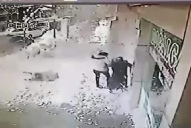 Kaldırımda Yürüyen Genç Kızın Üzerine Çatıdan Kar Kütlesi Düştü