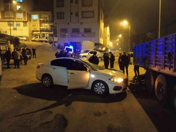 Otomobil Park Halindeki Tıra Çarptı: 2 Yaralı