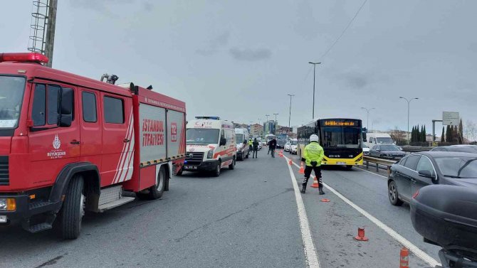 Tekerleği Patlayan İ̇ett Otobüsü Yoldan Çıkıp Korkuluklara Çarptı: 5 Yaralı