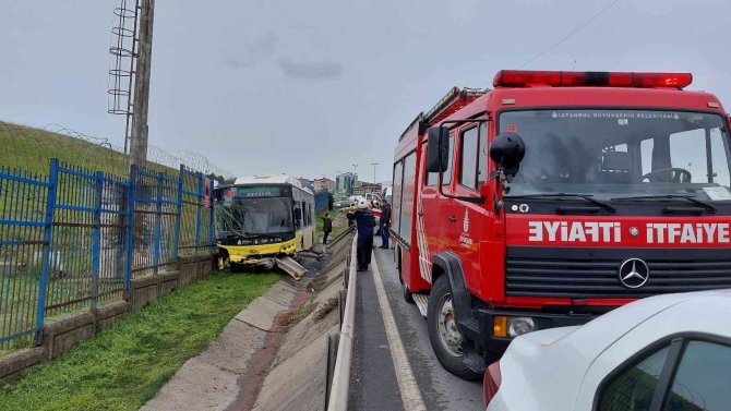 Tekerleği Patlayan İ̇ett Otobüsü Yoldan Çıkıp Korkuluklara Çarptı: 5 Yaralı