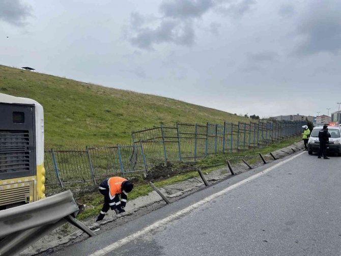 İ̇ett Otobüsü Kaza Yaptı, Yolcular Kırık Camdan Çıkarıldı