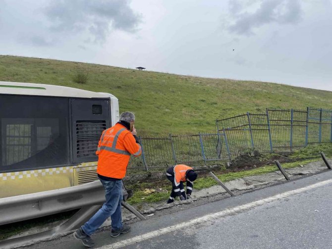 İ̇ett Otobüsü Kaza Yaptı, Yolcular Kırık Camdan Çıkarıldı