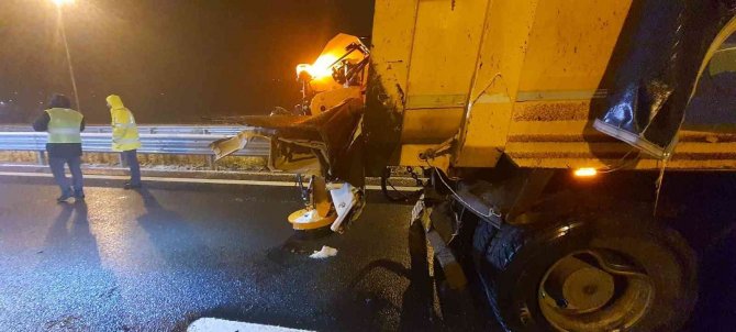 Kuzey Marmara Otoyolu’nda İşletmeye Ait Kar Küreme Aracına Arkadan Çarptı