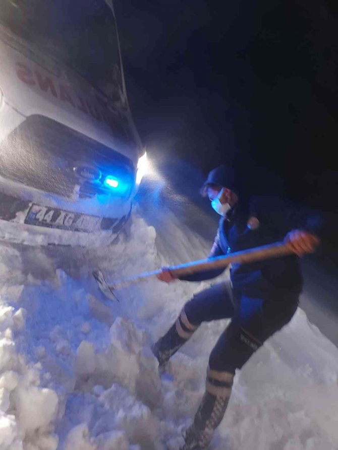 Karda Mahsur Kalan Umke Ekibi Paletli Ambulans İle Kurtarıldı