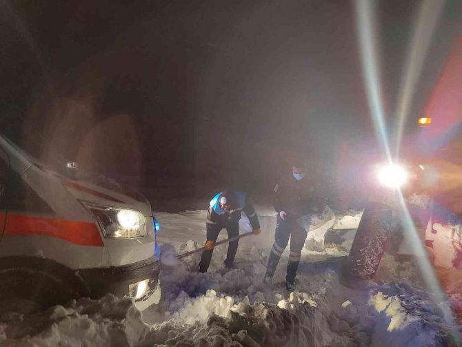 Karda Mahsur Kalan Umke Ekibi Paletli Ambulans İle Kurtarıldı