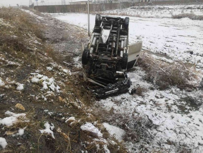 Kar Yağışı Kaza Getirdi, Kamyonet Şarampole Devrildi: 2 Yaralı