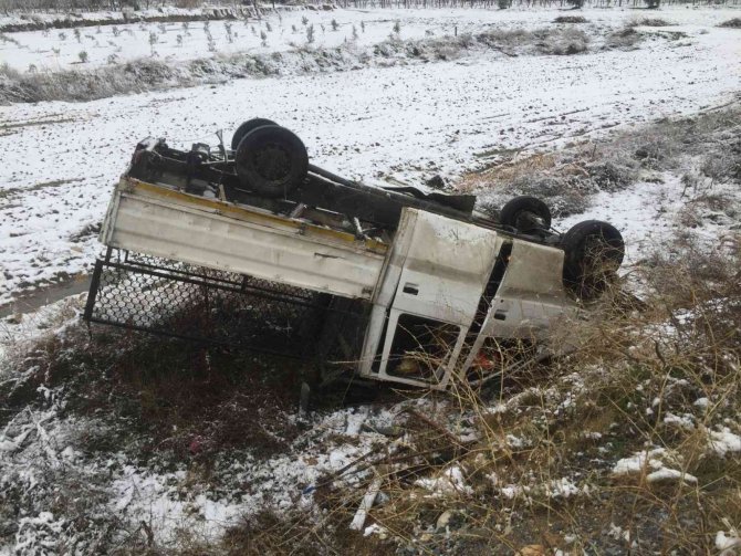 Kar Yağışı Kaza Getirdi, Kamyonet Şarampole Devrildi: 2 Yaralı