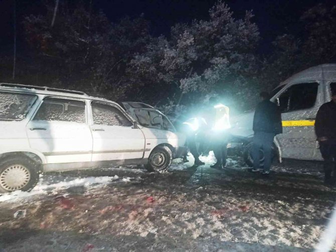 Yoğun Kar Yağışı Kazaya Neden Oldu: 3’ü Ağır 4 Yaralı
