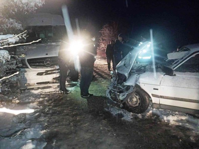 Yoğun Kar Yağışı Kazaya Neden Oldu: 3’ü Ağır 4 Yaralı