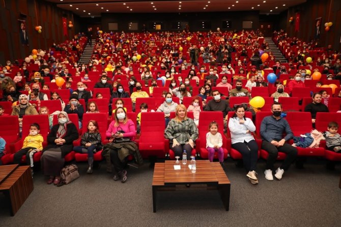 Minik Öğrenciler Yarıyılın Yorgunluğunu Şenlikte Attı