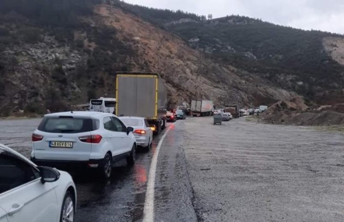 Mersin-antalya Karayolundaki Heyelanda Ölümün Eşiğinden Döndüler