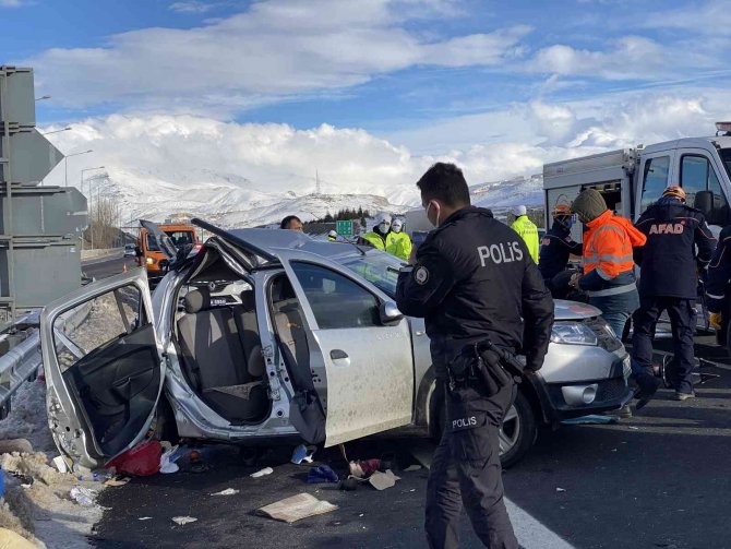 Tır, Otomobile Çarptı: Anne İle Kızı Öldü