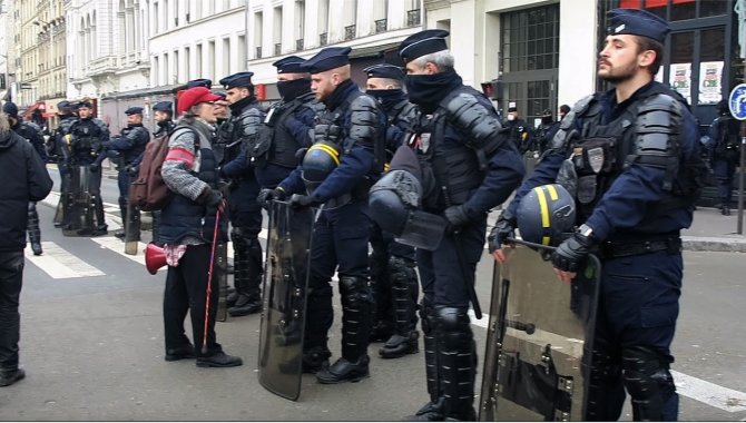 Paris’te 24 Ocak’ta Başlayacak Olan Aşı Kartı Uygulaması Protesto Edildi