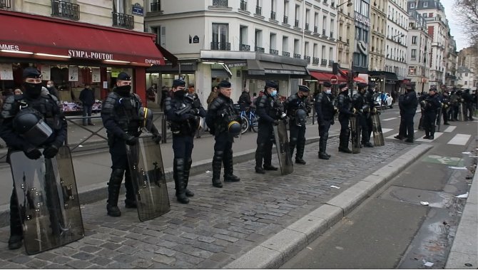 Paris’te 24 Ocak’ta Başlayacak Olan Aşı Kartı Uygulaması Protesto Edildi