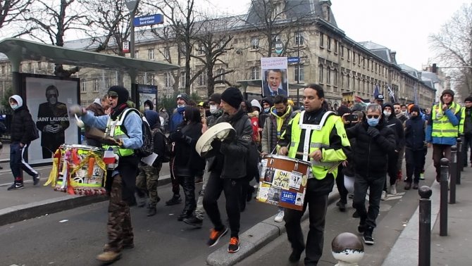 Paris’te 24 Ocak’ta Başlayacak Olan Aşı Kartı Uygulaması Protesto Edildi