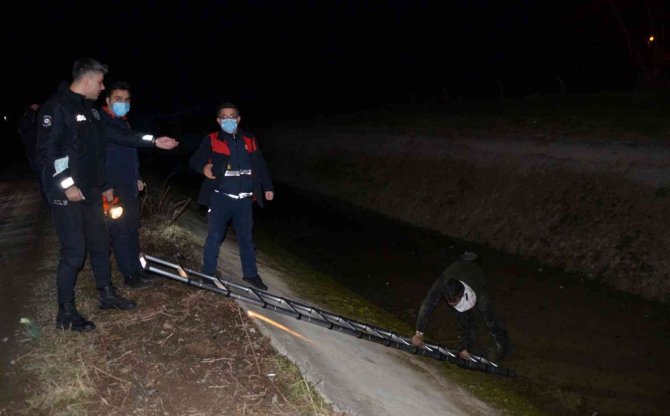 Sulama Kanalına Düşen Alkollü Şahıs Polisi Ve İtfaiyeyi Alarma Geçirdi