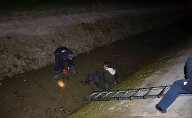 Sulama Kanalına Düşen Alkollü Şahıs Polisi Ve İtfaiyeyi Alarma Geçirdi