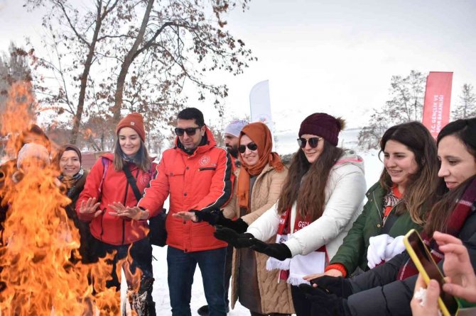Gençler Hazarbaba Kayak Merkezi’nde Doyasıya Eğlendi