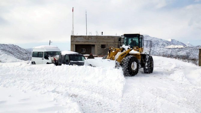 Karda Mahsur Kalan Çoban Ve Sürüsü 3 Saat Süren Çalışmayla Kurtarıldı