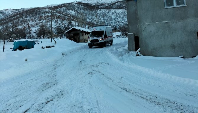 Kar Yolları Kapattı, Kalp Hastası Kadın Ekiplerce Kurtarıldı
