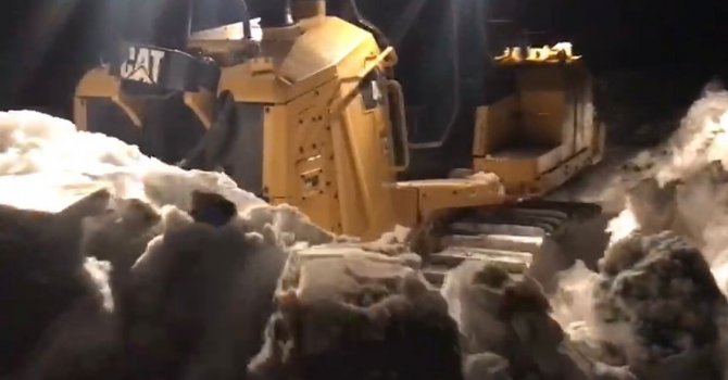 Yılın En Çok Karı Bu Köyde, Eksi 18 Derecede Dozerlerle 2 Metrelik Kar Kalınlığı Açılmaya Çalışılıyor