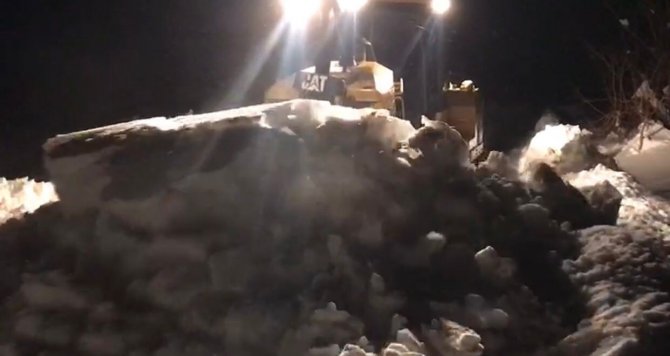 Yılın En Çok Karı Bu Köyde, Eksi 18 Derecede Dozerlerle 2 Metrelik Kar Kalınlığı Açılmaya Çalışılıyor
