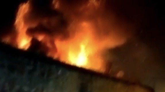 Şişli’de Evsizlerin Isınmak İçin Ateş Yaktığı Metruk Bina Alev Alev Yandı