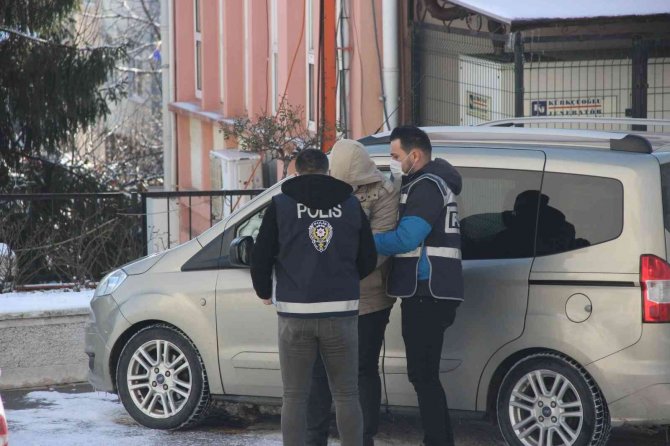 Önce Yere Vurdu Sonra Boğarak Öldürdü