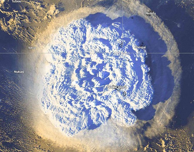Tonga’daki Yanardağ Patlamasında Ortaya Çıkan Duman Bulutu 55 Kilometre Yüksekliğe Çıktı