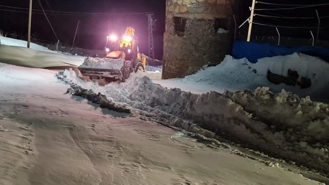 Jandarma Ekipleri Hasta Kurtarmaya Devam Ediyor