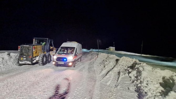 Jandarma Ekipleri Hasta Kurtarmaya Devam Ediyor