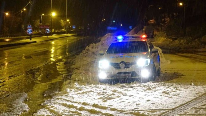 Bolu Dağı’nda Kar Yağışı Başladı, Polis Ekipleri Teyakkuza Geçti
