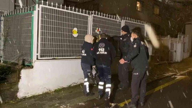 Üsküdar’da 2 Kişi Isınmak İçin Girdikleri Evin Çatısını Yaktı