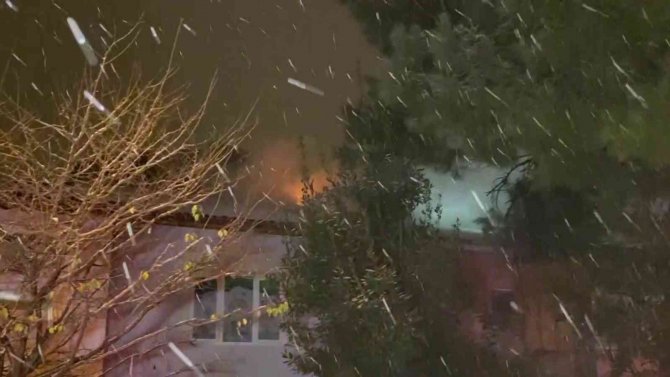 Üsküdar’da 2 Kişi Isınmak İçin Girdikleri Evin Çatısını Yaktı