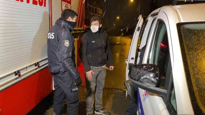 Üsküdar’da 2 Kişi Isınmak İçin Girdikleri Evin Çatısını Yaktı